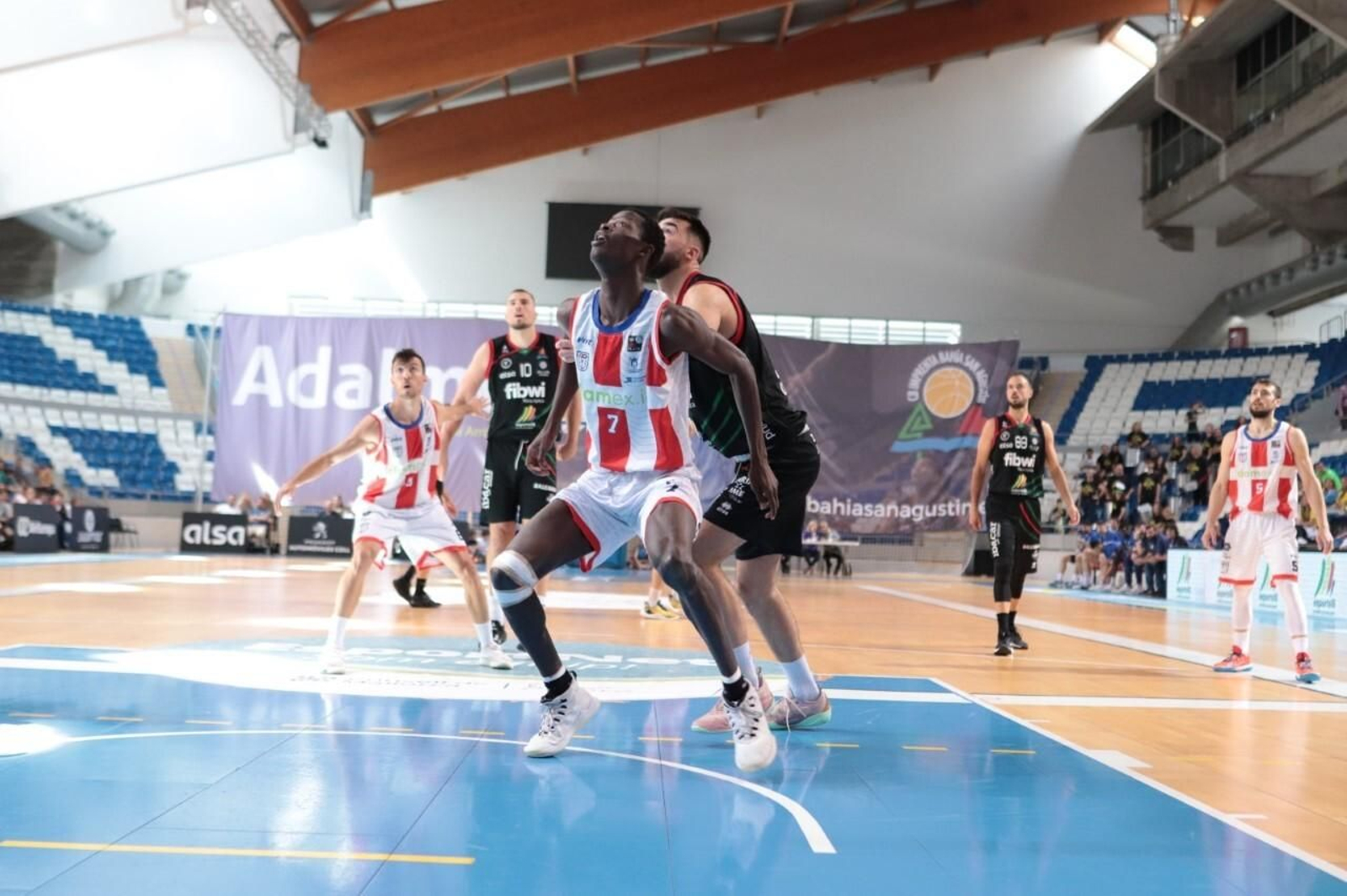 Issa Thiam pelea un rebote en Palma.