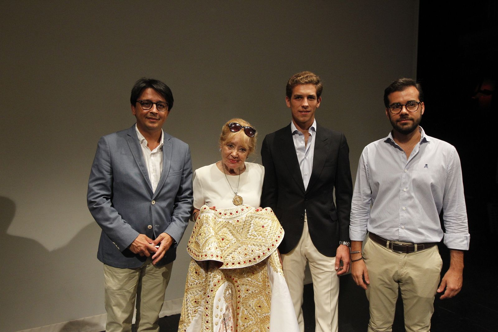 Fotogalería entrega capote de paseo al torero Ginés Marín. Feria de Almería 2019