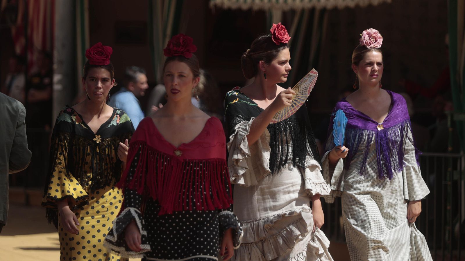 Unas jóvenes flamencas pasean por el real.