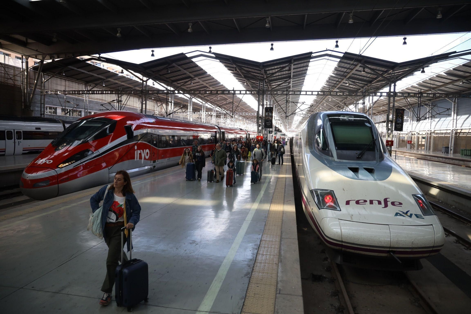 Trenes Renfe e Iryo en la estación de María Zambrano de Málaga