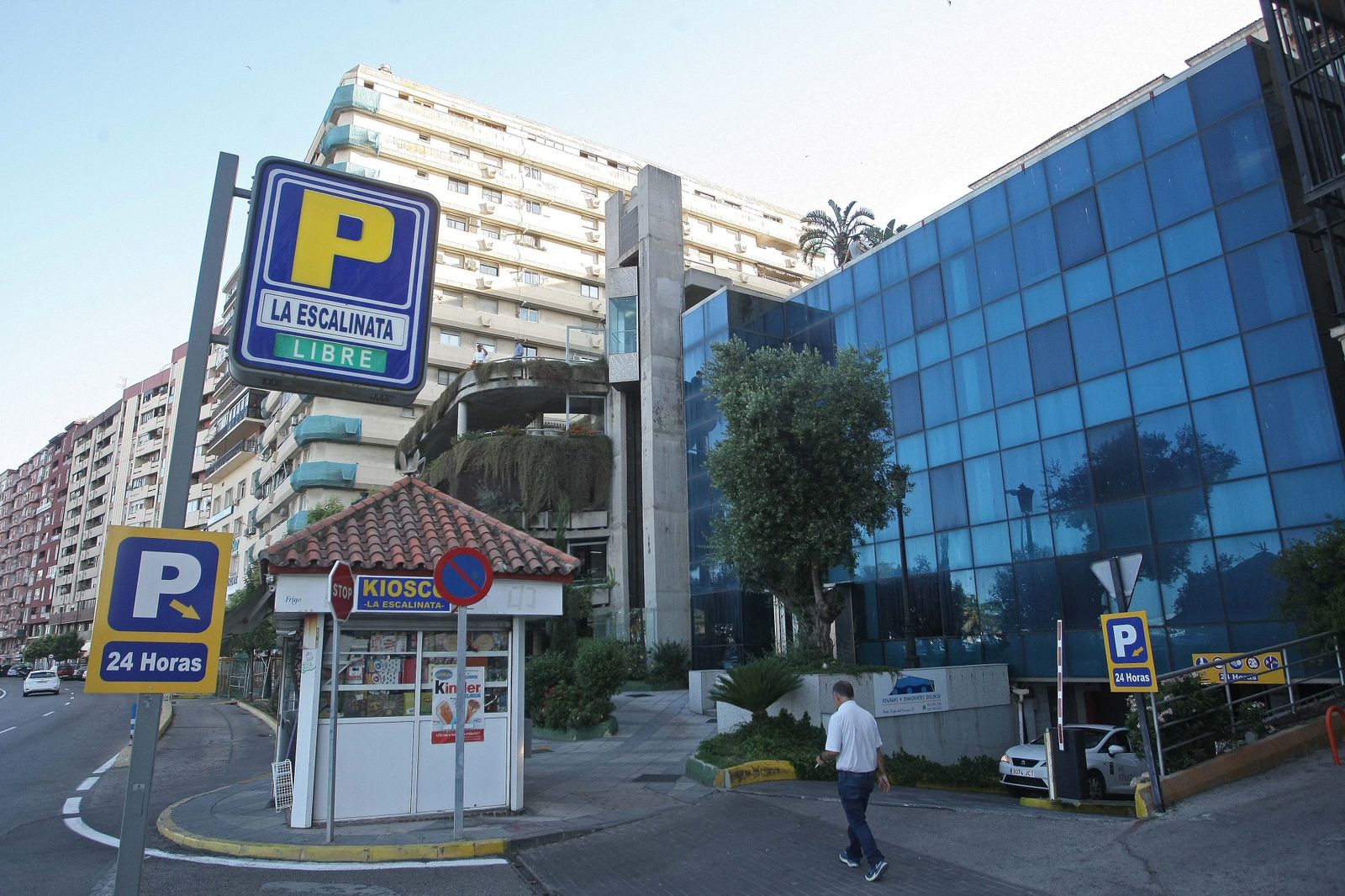 Aparcamiento Escalinata en la avenida Virgen del Carmen.