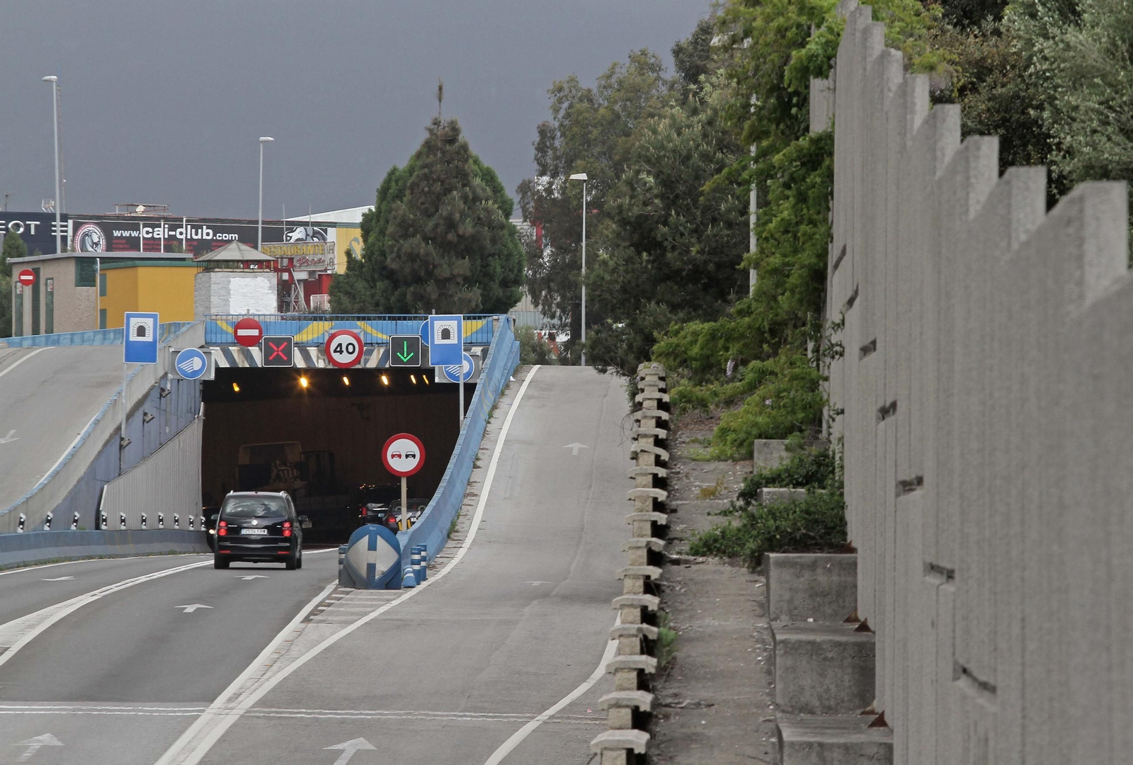 La boca del túnel del Acceso Norte en dirección a Málaga y, a la derecha, la zona donde se habilitarán los nuevos viales.