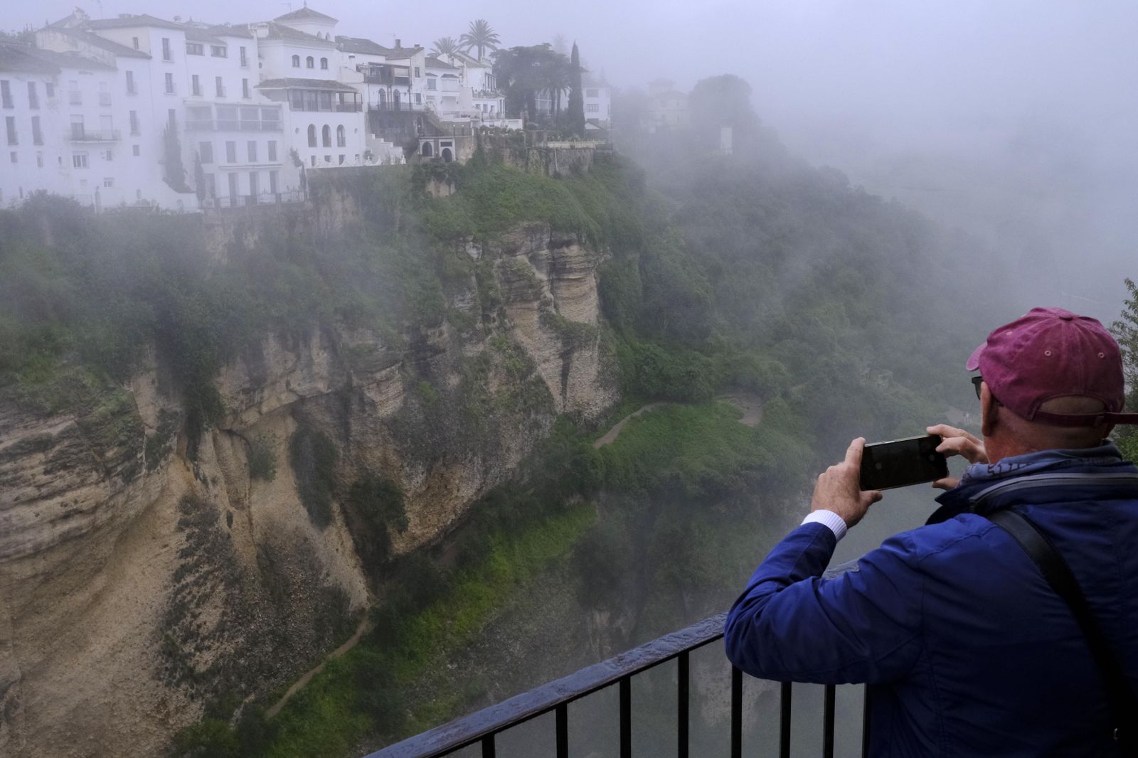 La lluvia y la niebla transforman Ronda, en fotos