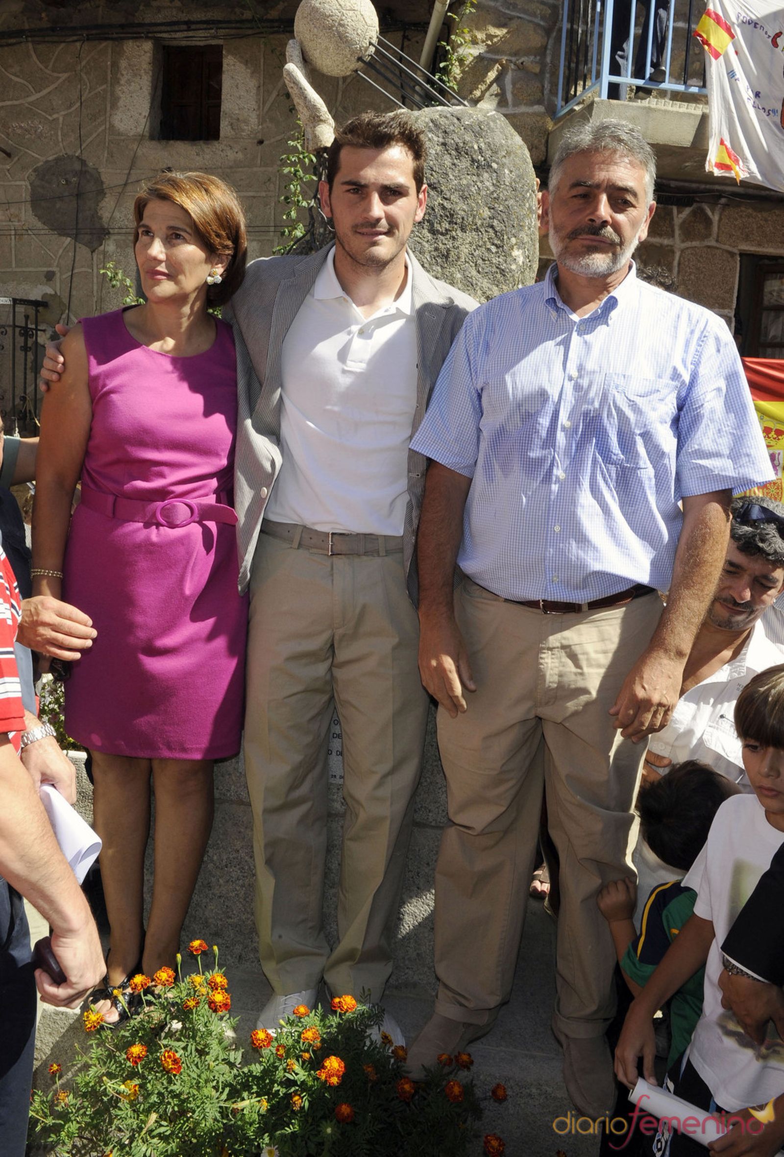 Casillas, con sus padres, en su pueblo, Navalacruz.