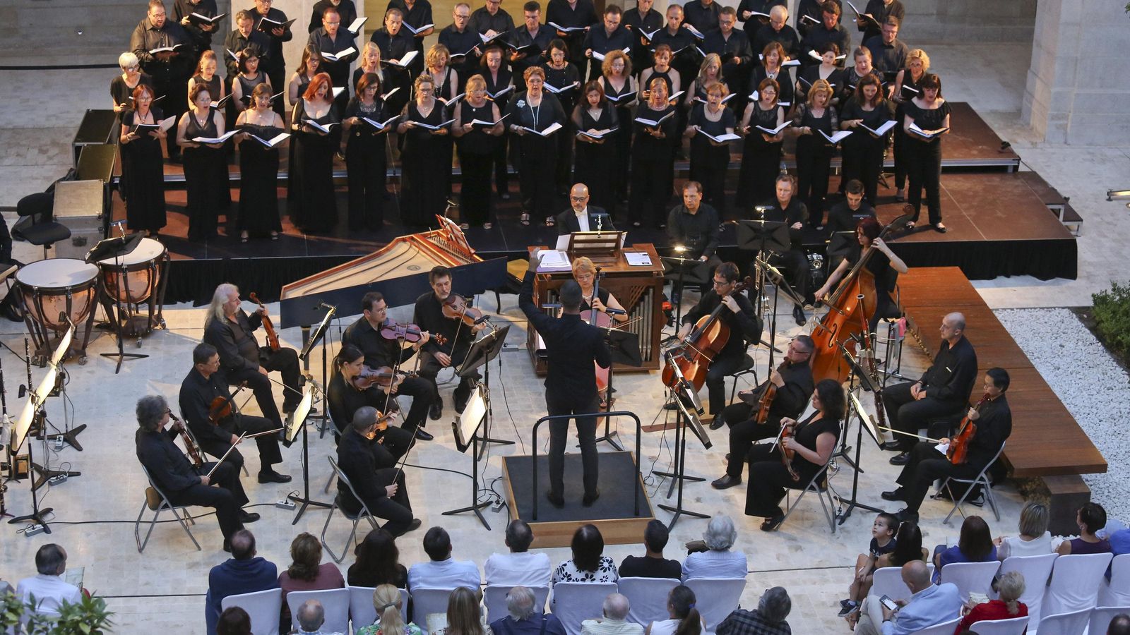 Concierto de la Orquesta Filarmónica de Málaga y la Coral Carmina Nova en el patio del Museo de Málaga.