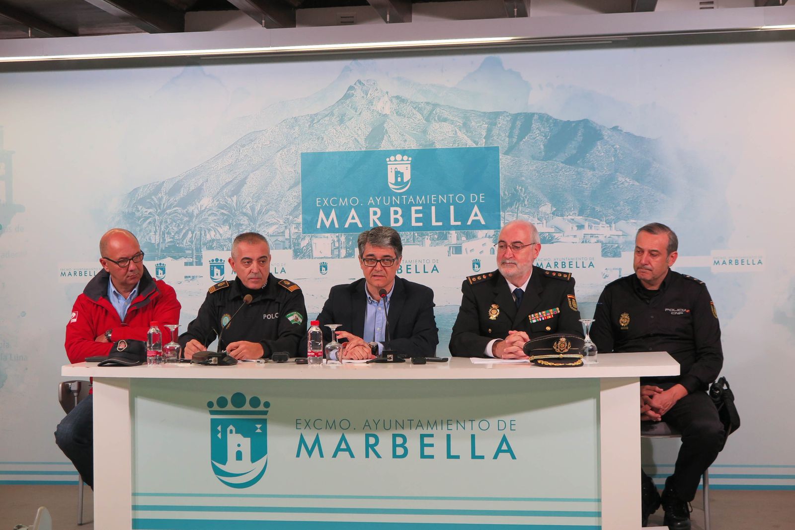 Javier Porcuna junto a responsables policiales.