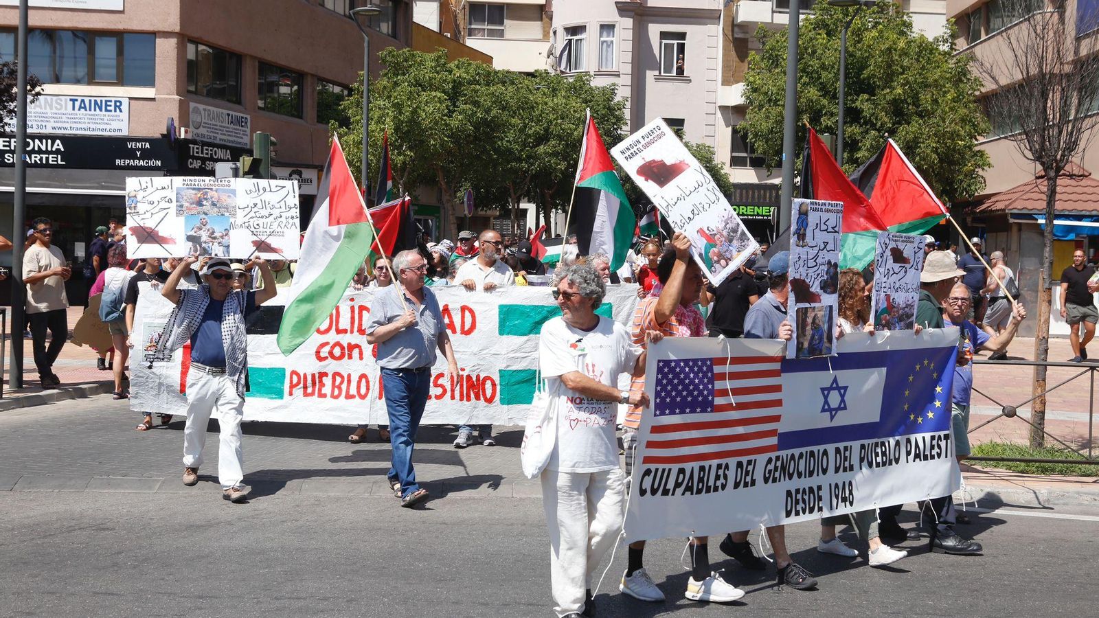 Manifestación pro Palestina llegando al paseo marítimo de Algeciras