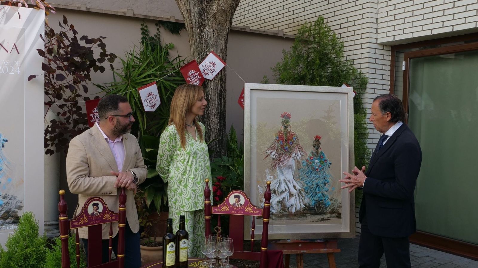 El alcalde calificó el cartel de bonito y eelgante.