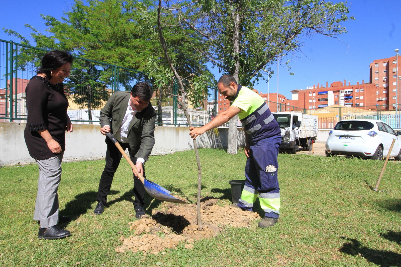 Imágenes de la plantación de árboles llevada a cabo en el colegio Los Rosales, con motivo del incendio del año pasado