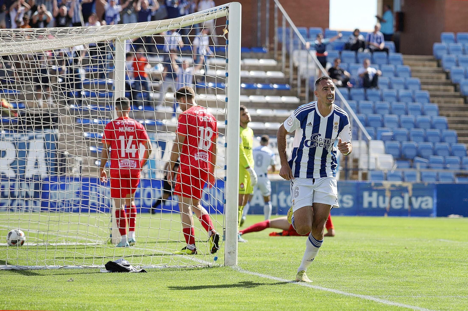 El Pali Caballero celebra el gol anotado ante el Utrera.