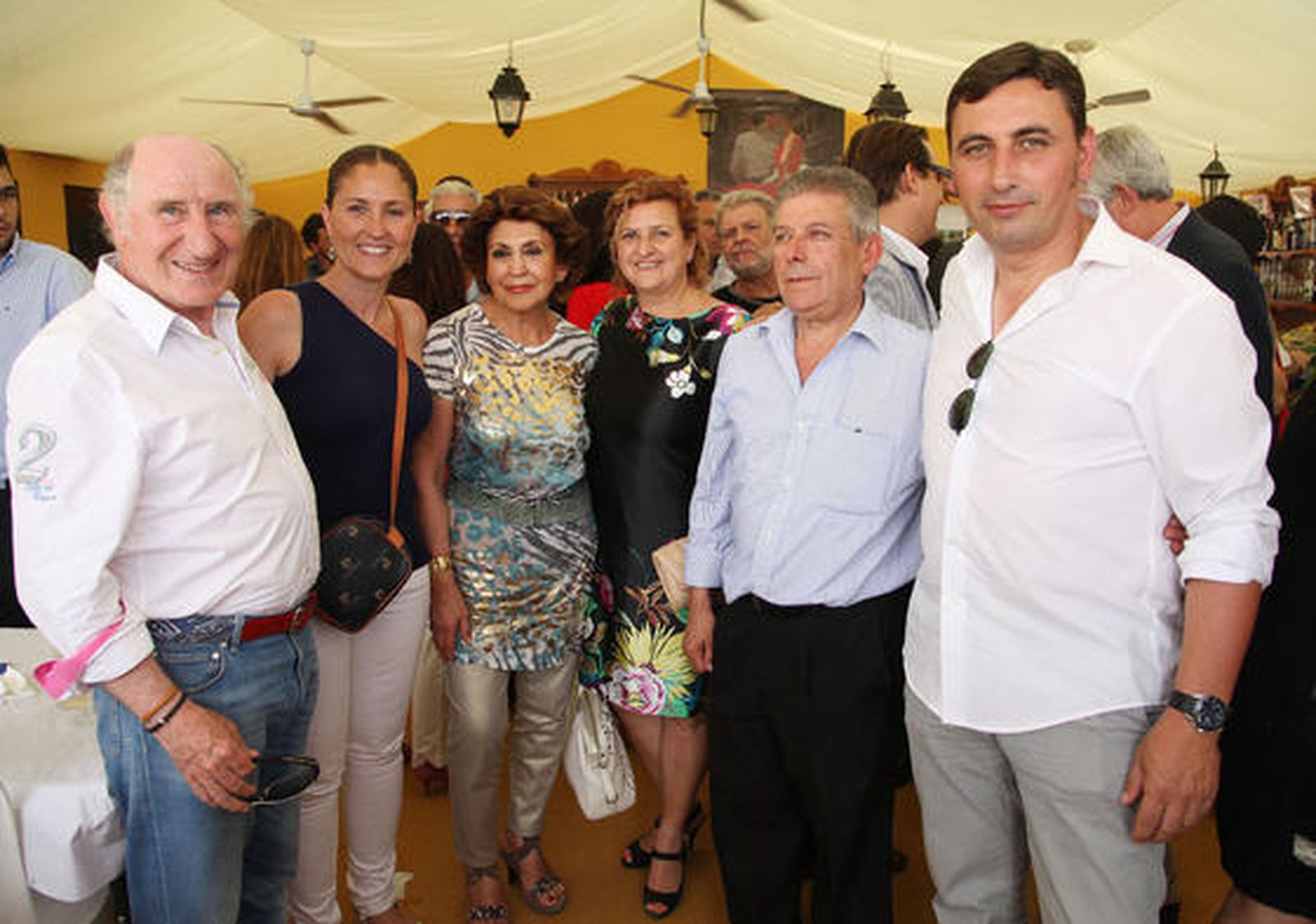 El hostelero José Luis García López, junto al picador Miguel Ángel Muñoz y su mujer, Pepa Dávila; Alivia Rudiez, Amador Pérez y Mercedes Carrasco.

Foto: Vanesa Lobo