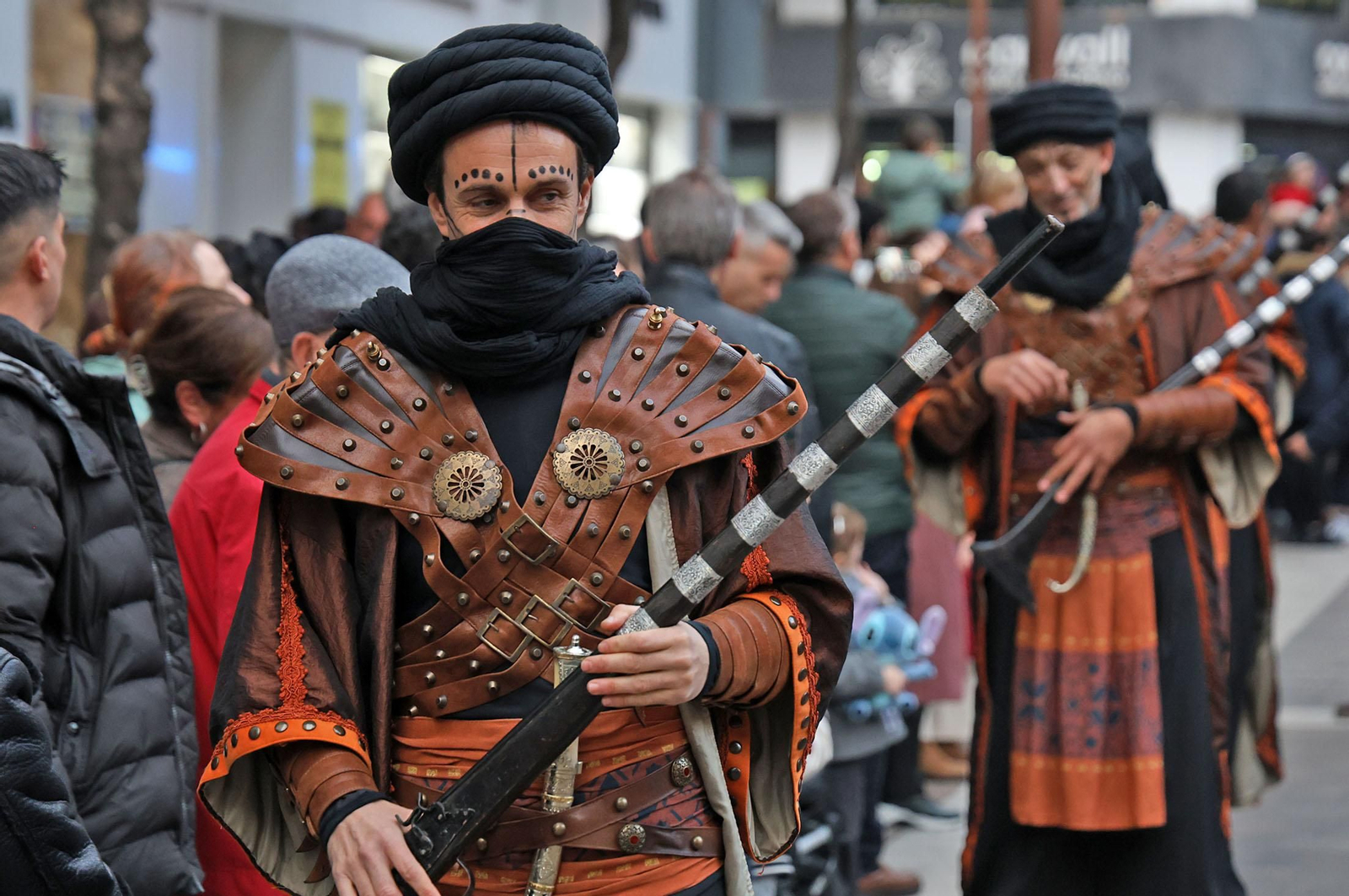 Imágenes del Heraldo Real anunciando la llegada de los Reyes Magos a Huelva