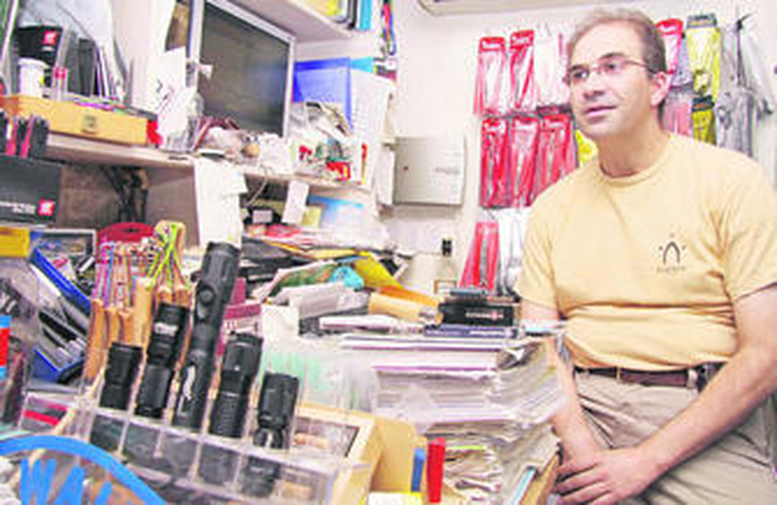 Rafael Sánchez Ortiz en su cuchillería de la plaza Jesús de la Pasión, paso obligado de turistas y curiosos.