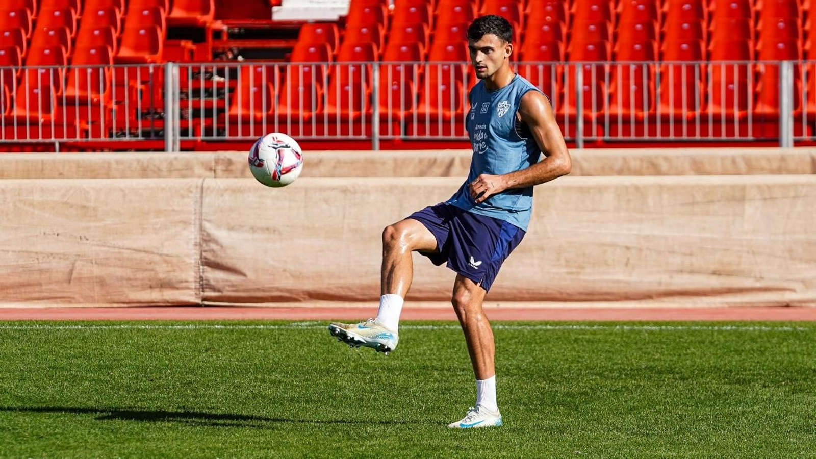 Marc Pubill se ejercita con el resto de sus compañeros en el estadio unionista.