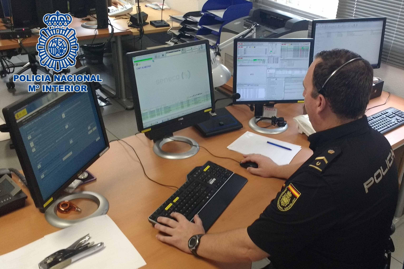 Uno de los agentes de la investigación en la Comisaría Provincial.