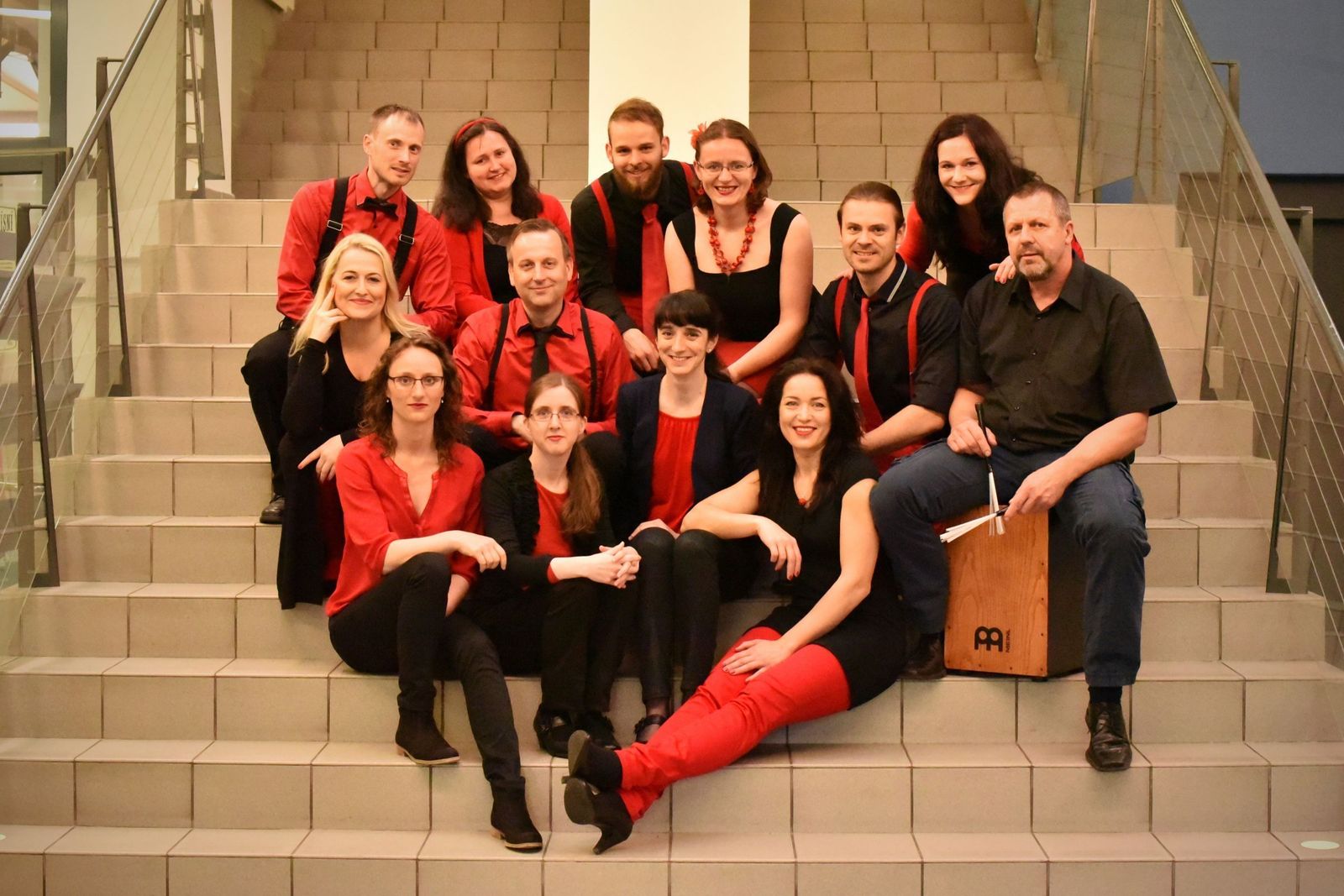 1. La agrupación checa Syxtet Svitav, creada en otoño de 2012, es uno de los principales reclamos de este año en el Festival Coral del Atlántico. El viernes ofrecerá un repertorio aún secreto para sorprender al público con un poco de swing y jazz. 2. Vicente Sanchís dirige la Coral  Polifónica Isla Cristina, durante su actuación en la edición de 2015. Este año cerrará el festival el sábado por la noche.  3. La Coral Polifónica Padre Mirabent isleña cierra hoy la primera jornada.