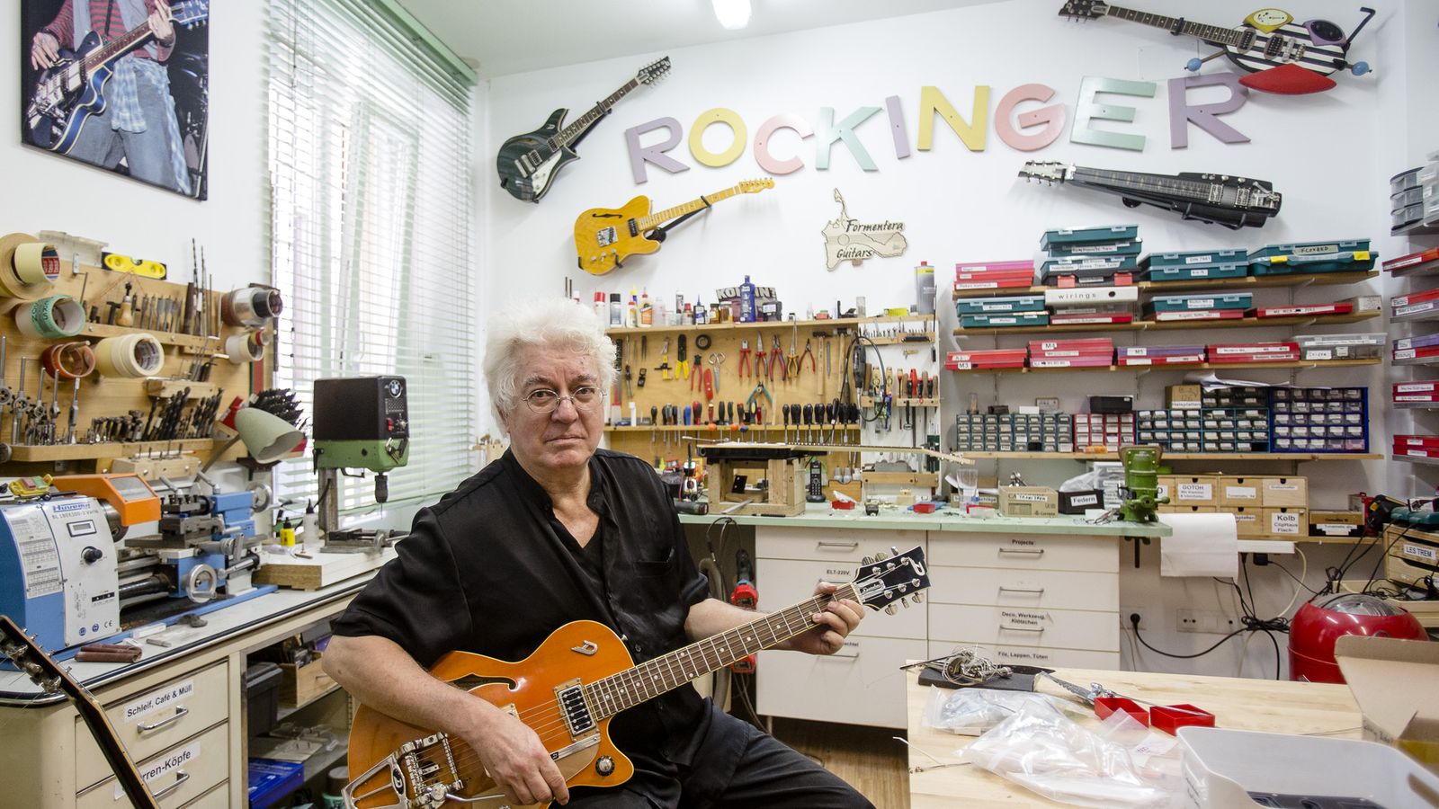 El diseñador de guitarras  Dieter Gölsdorf, ante una de sus creaciones en el taller de su casa.