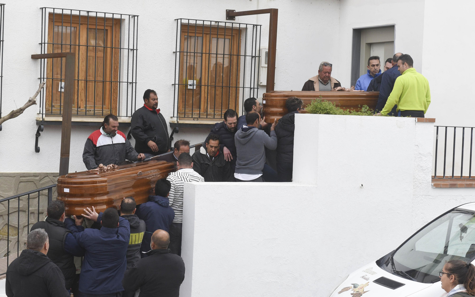 A la capilla ardiente, que se instauró en el ayuntamiento de la localidad, asistieron centenares de vecinos durante todo el día de ayer.