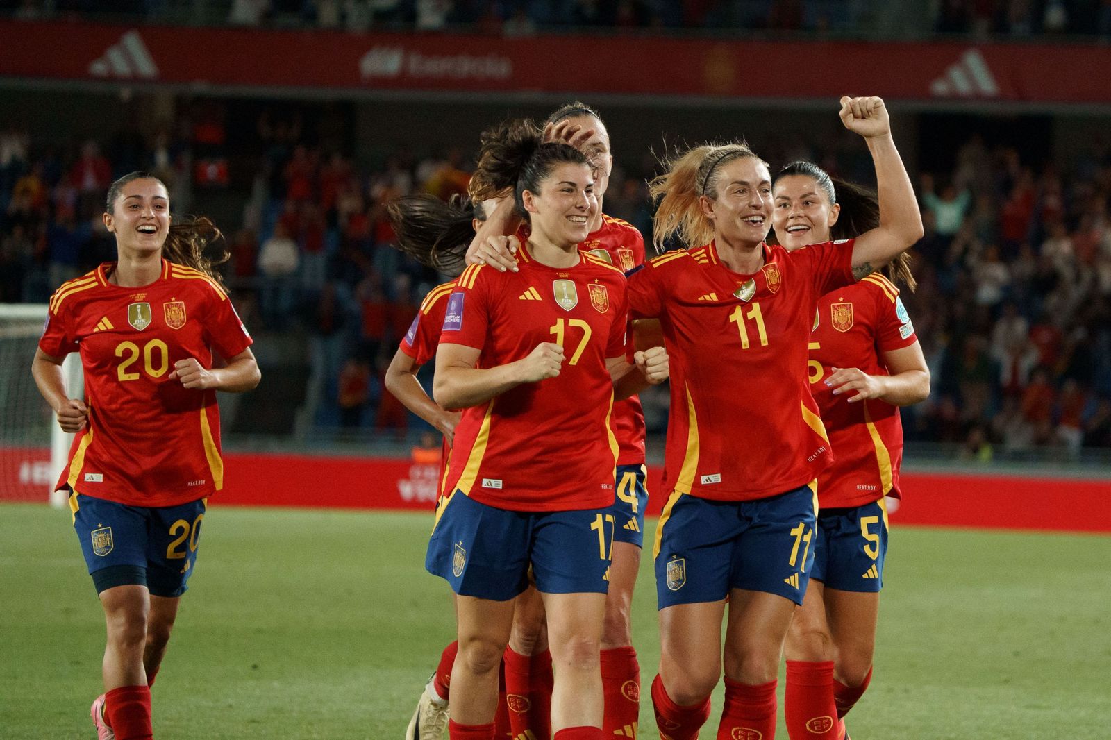Las jugadoras españolas celebran el gol definitivo de Lucía García.