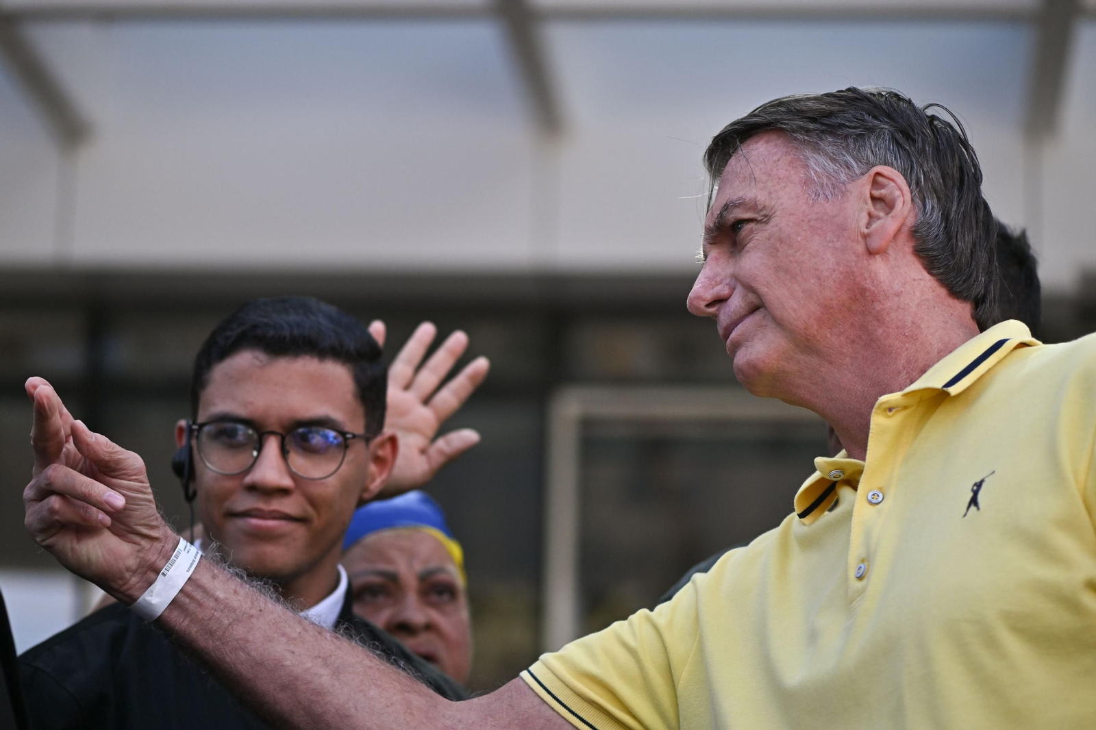 Bolsonaro abandona su prisión domiciliaria para someterse a unos exámenes médicos en un hospital.