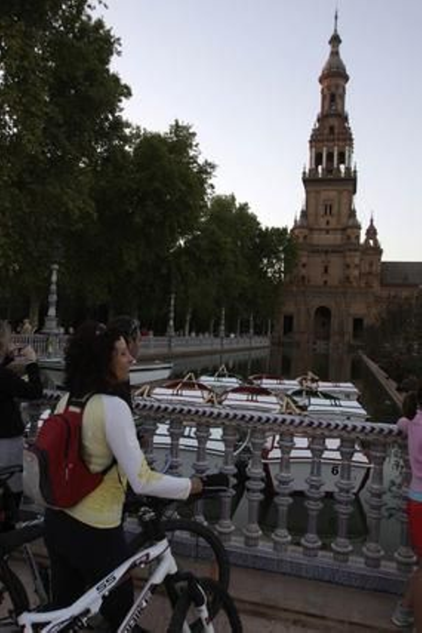Los sevillanos disfrutan de la "nueva" Plaza de España.

Foto: José Ángel García