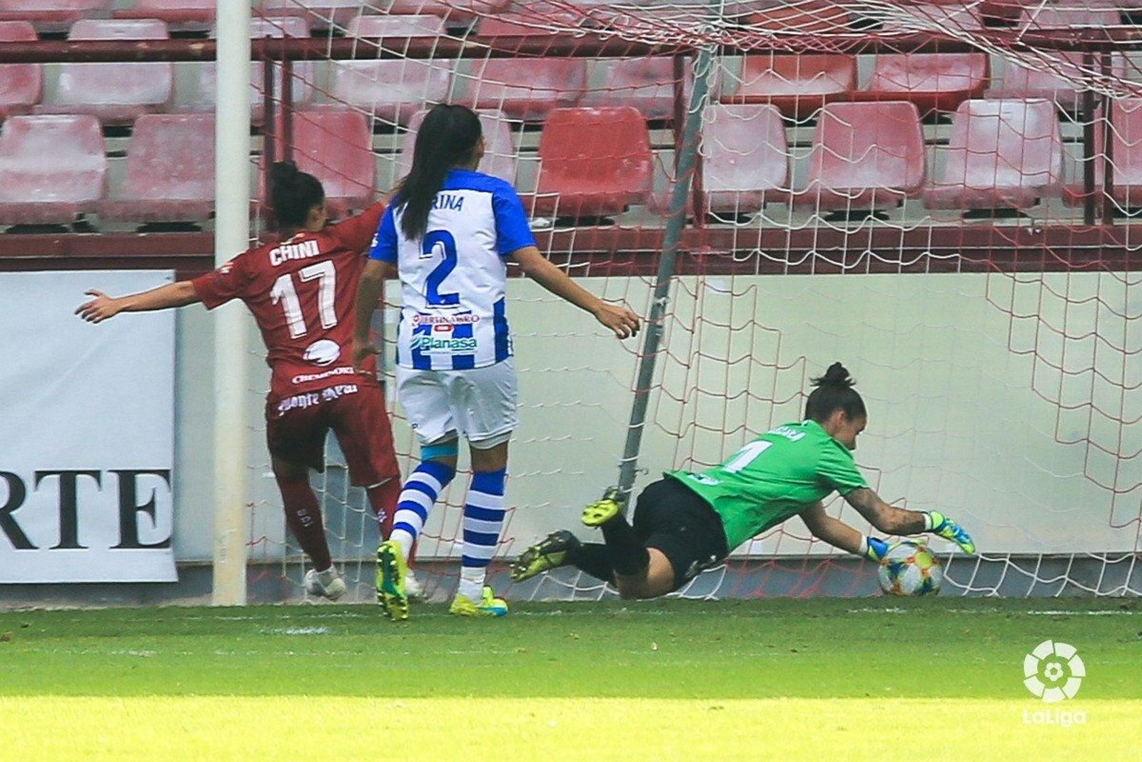 Chelsea no puede evitar que el balón entre en su portería, en el partido en Logroño.
