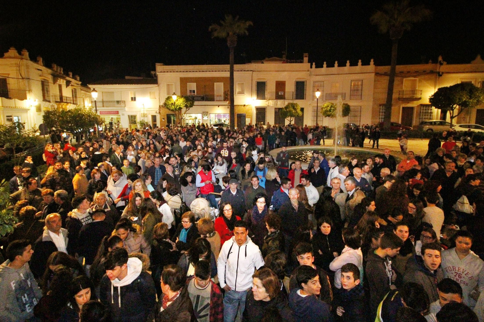 La concentración para pedir un nuevo párroco en Moguer, en imágenes