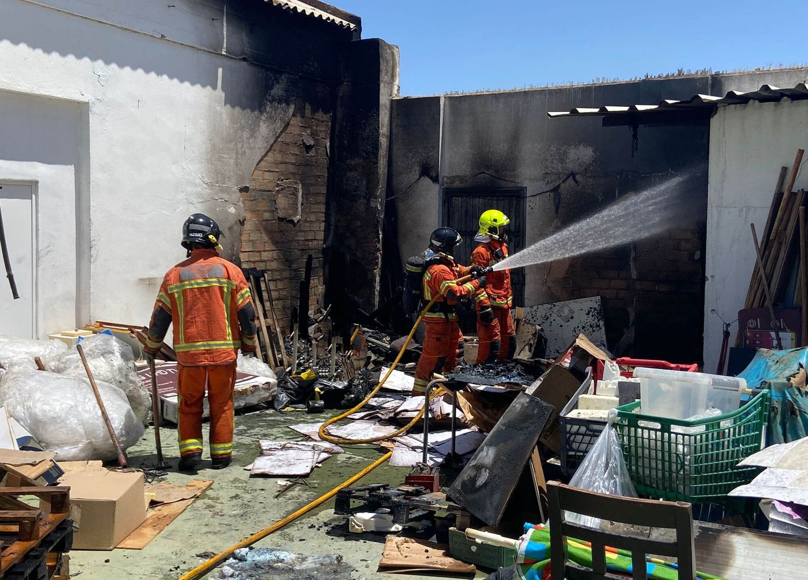 Los bomberos del Consorcio en su intervención en Isla Cristina