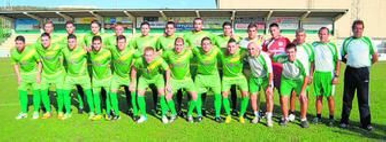 Formación del primer equipo de la UD Los Barrios posa sobre el césped del San Rafael.