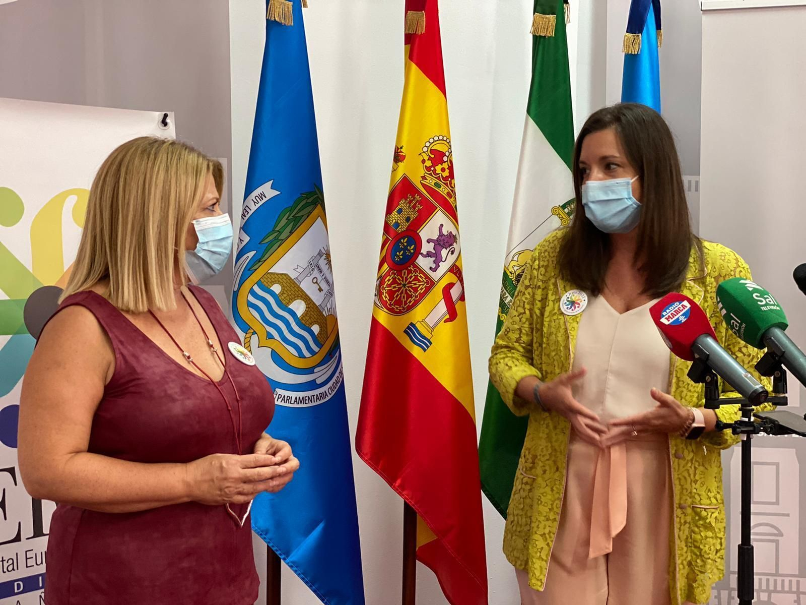 Mamen Sánchez y Patricia Cavada conversan este lunes en el Ayuntamiento isleño. Mamen Sánchez y Patricia Cavada conversan este lunes en el Ayuntamiento isleño.