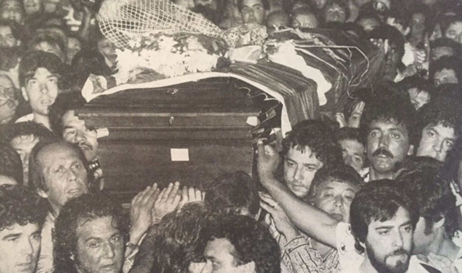 1992 hace 25 añosCamarón, a hombros por las calles de San Fernando