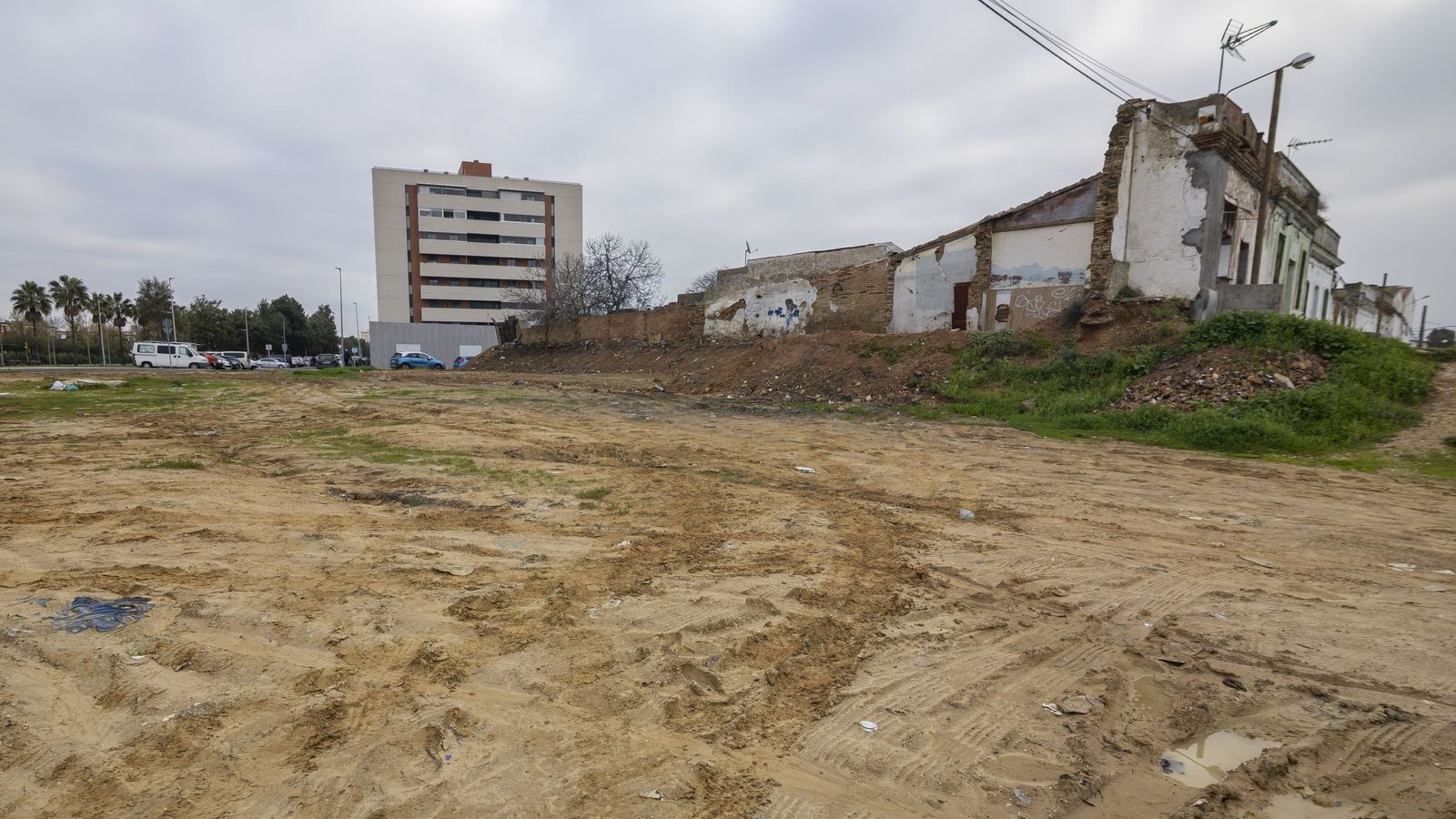 Terrenos abandonados de la calle Cervantes de la capital onubense.