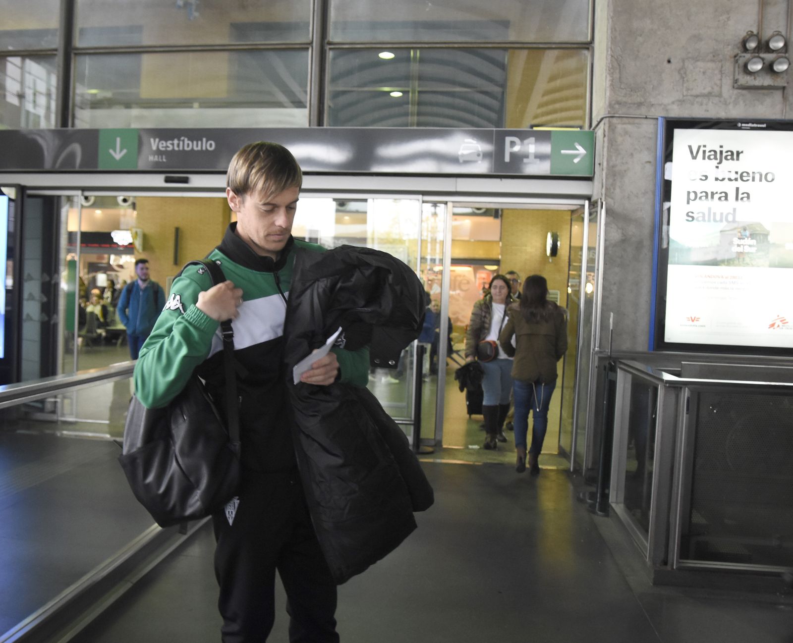 Javi Lara, ayer antes de pasar el control de equipaje en la estación del AVE.