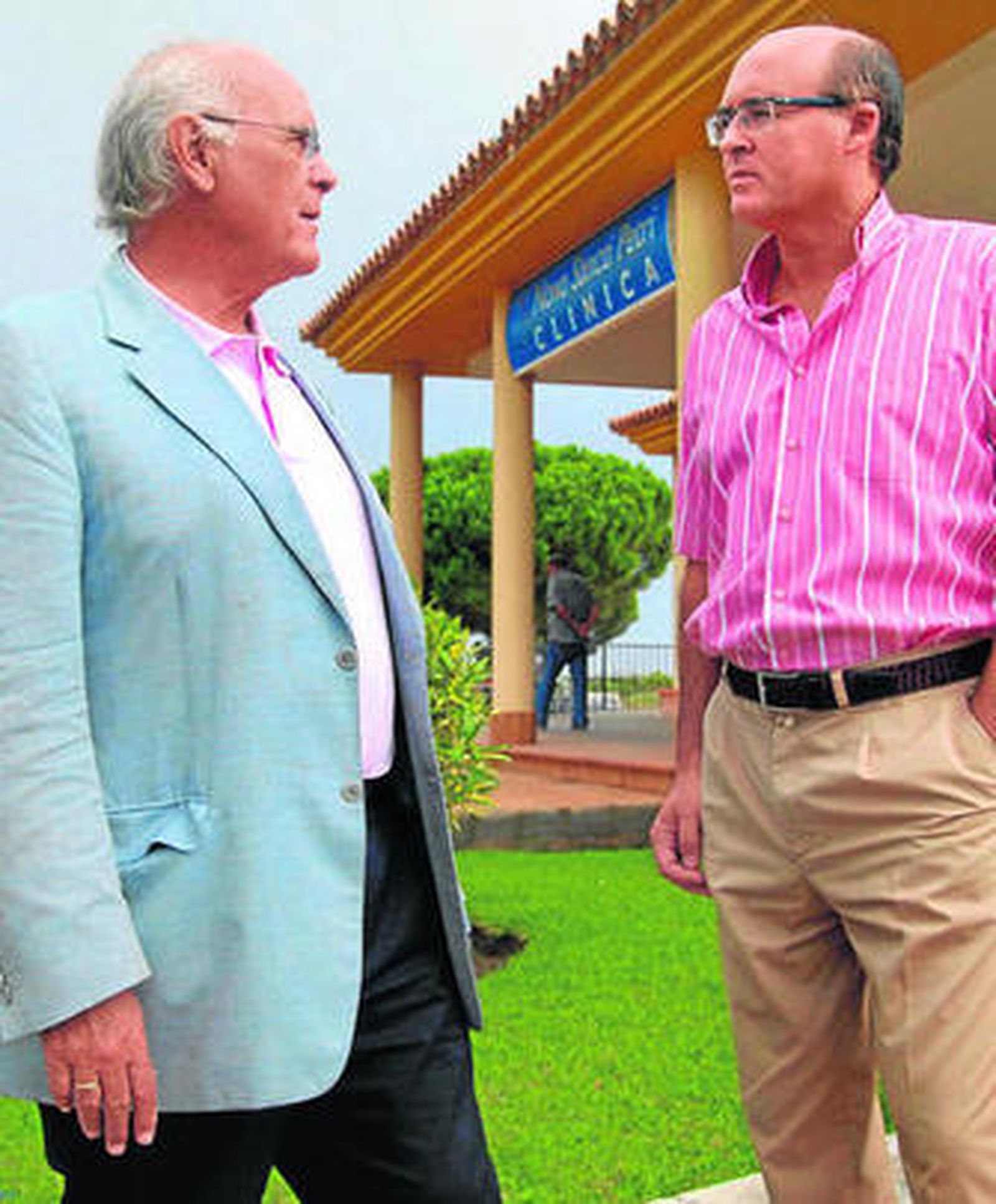 Manuel Concha y Luis Chozas posan en las instalaciones de la clínica.