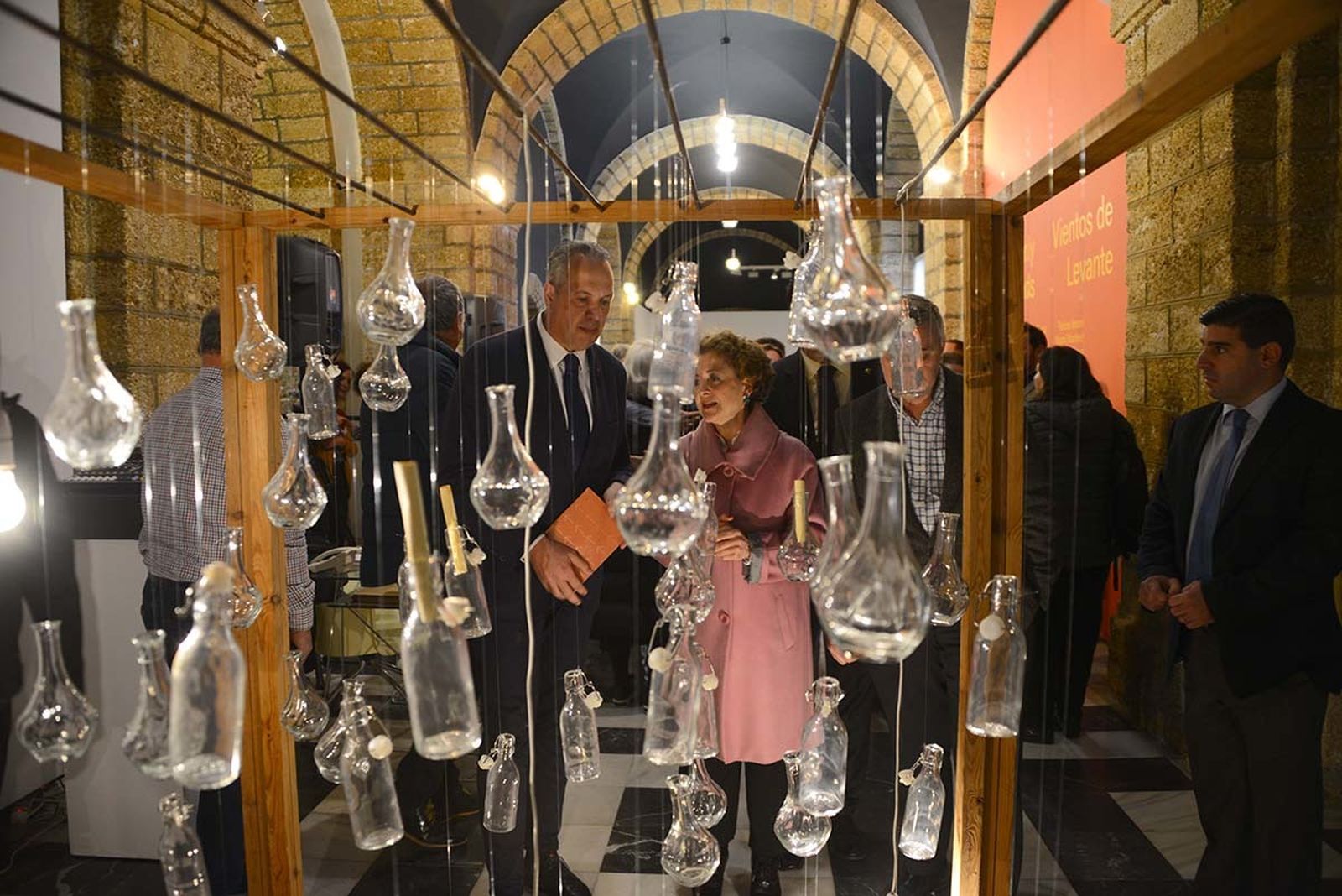Juan Carlos Ruiz Boix, Magda Bellotti y Steven Linares (tapado por una botella), ante una de las instalaciones.