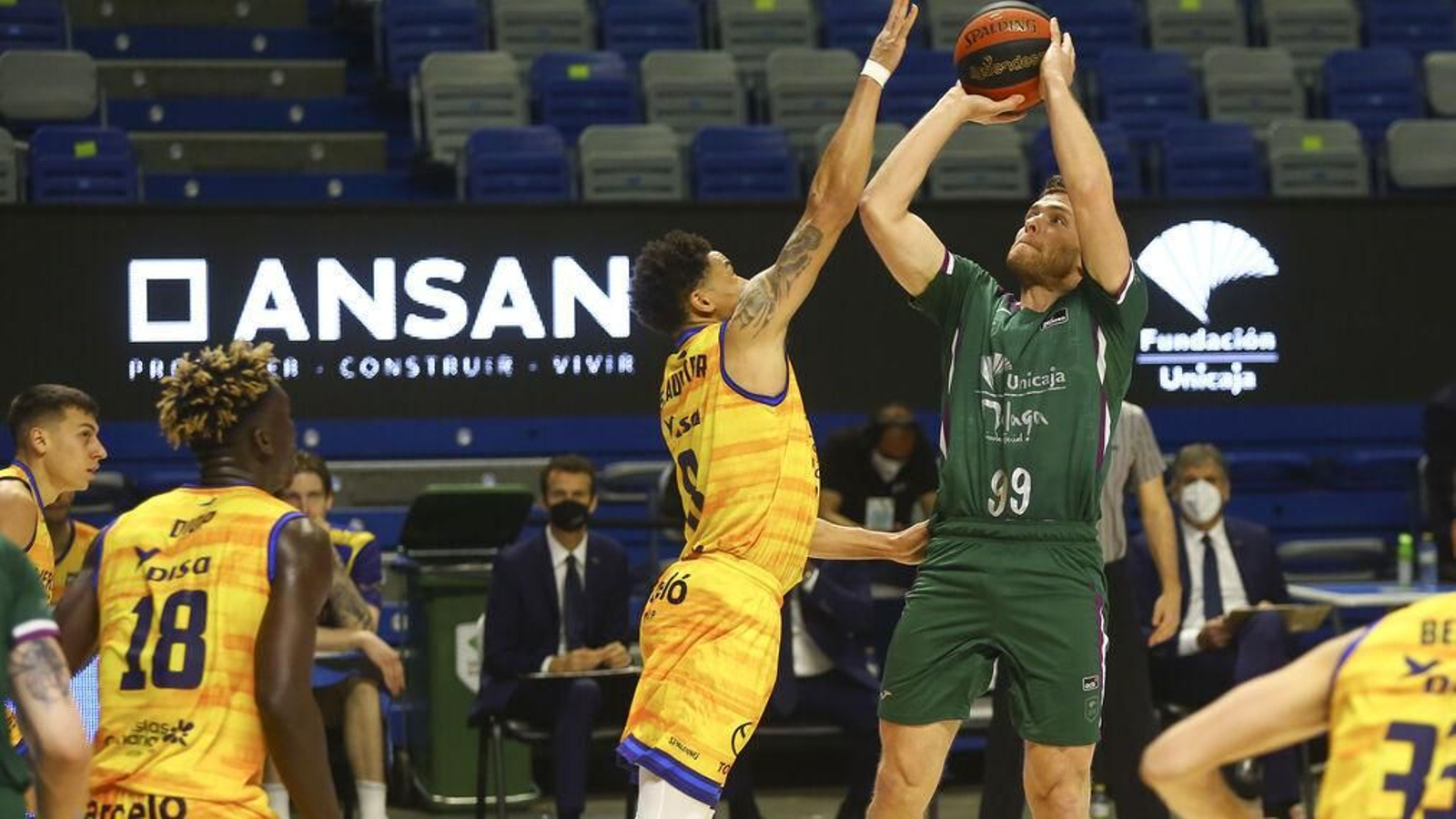 Gal Mekel lanza a canasta frente a AJ Slaughter.