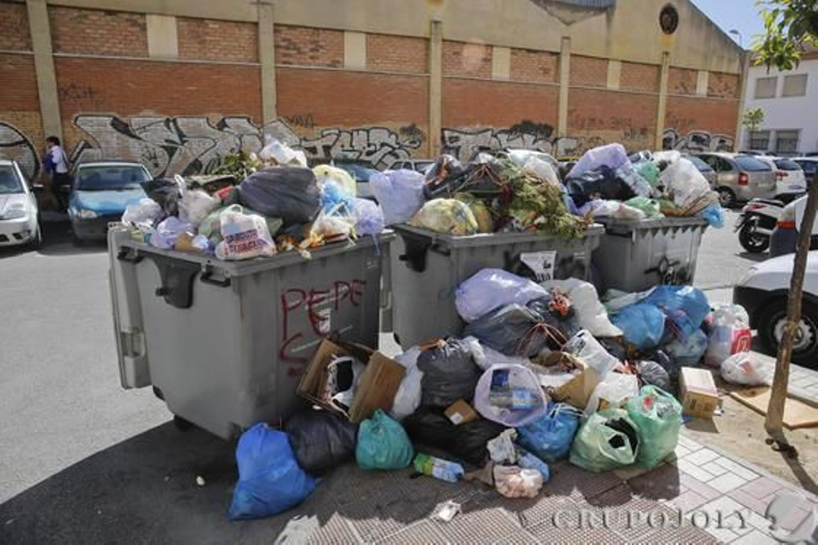 Imágenes de la huelga de basura de Limasa en diferentes distritos