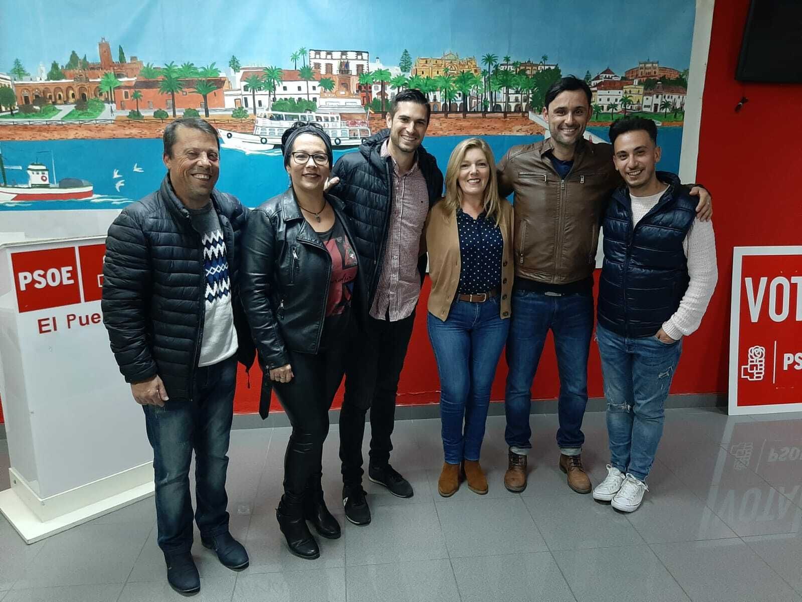 Imagen de parte de los concejales junto a los representantes de las comparsas 'Los Majaras' y '4 de diciembre' ayer en la entrega del premio.