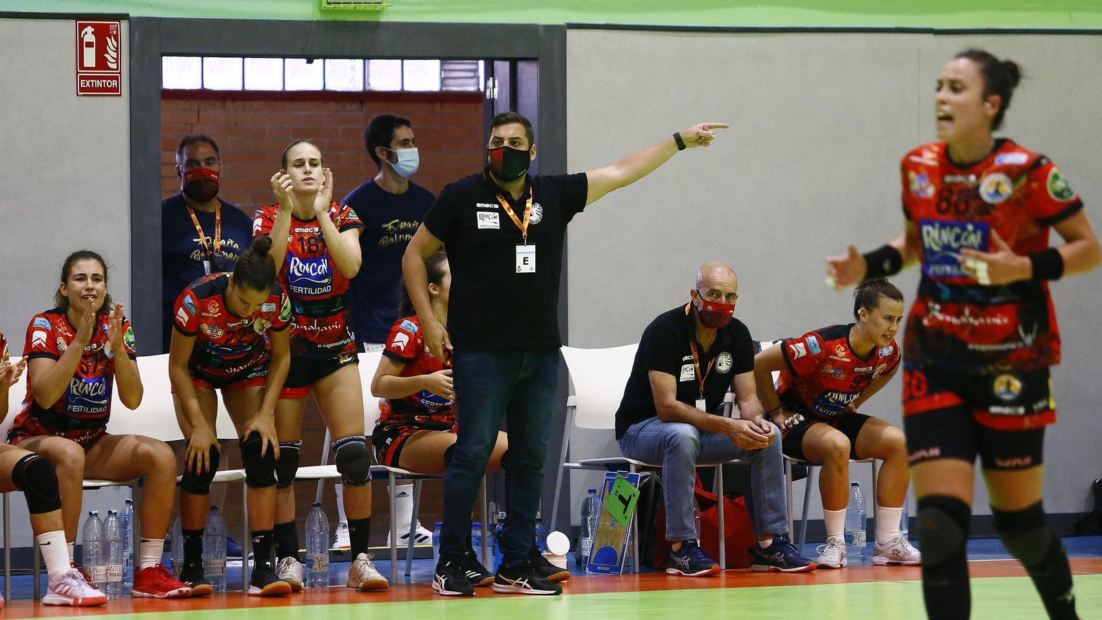 Suso Gallardo da instrucciones a sus jugadoras en la banda.