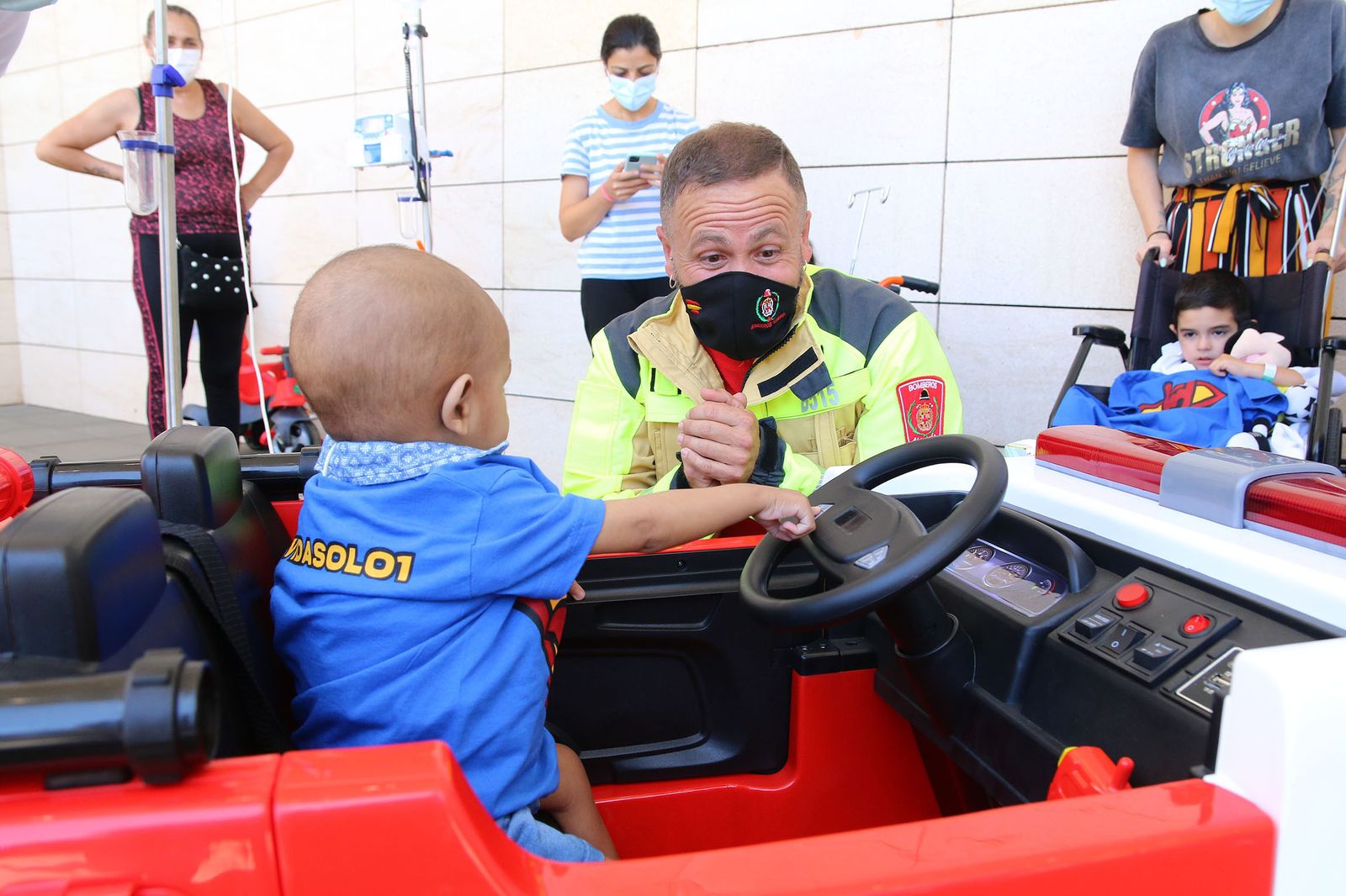 Fotogalería los bomberos de Almería regalan un cochecito eléctrico y camisetas a los niños hospitalizados de Torrecárdenas