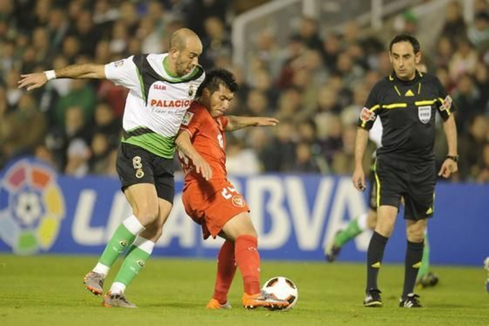 El Sevilla pierde un punto en el descuento frente al Racing (3-2). / Félix Ordóñez