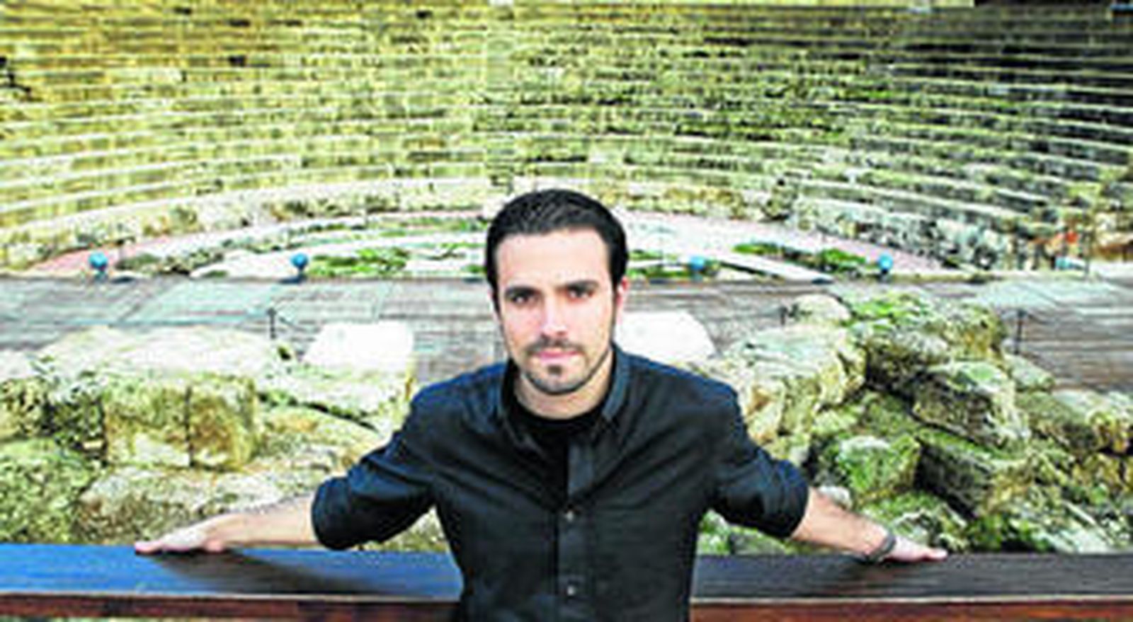 Garzón posa ante el Teatro Romano de Málaga.