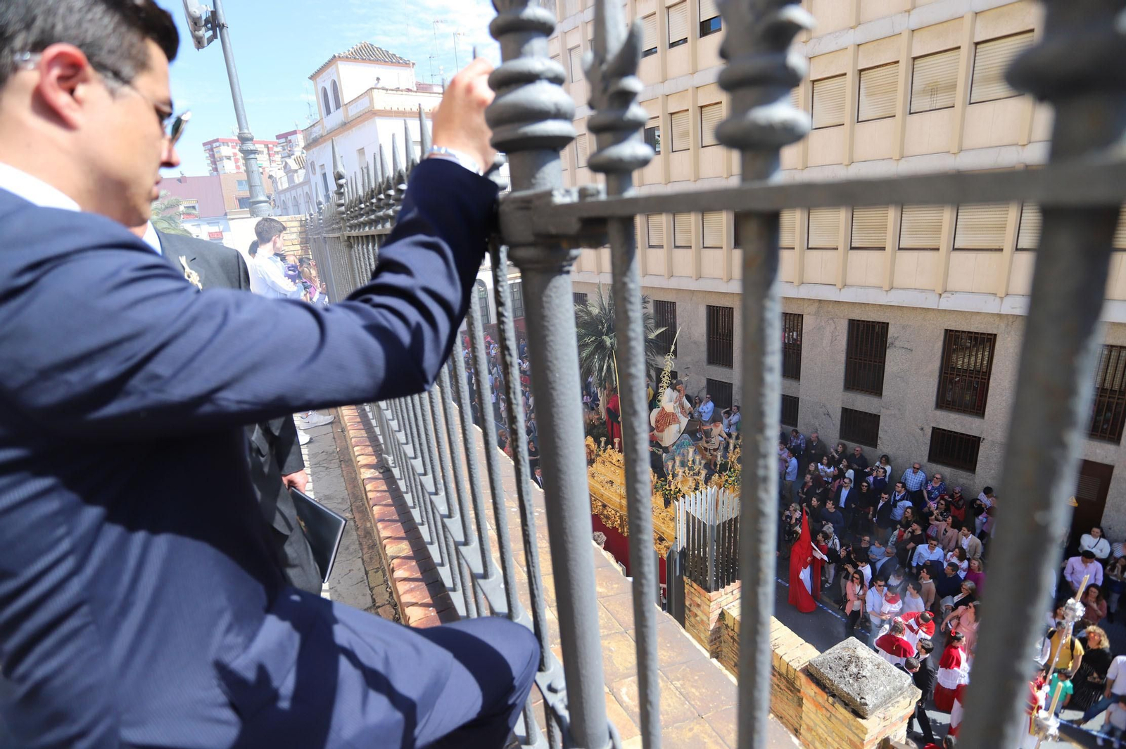 Imágenes del recorrido de la Borriquita  por las calles de Huelva