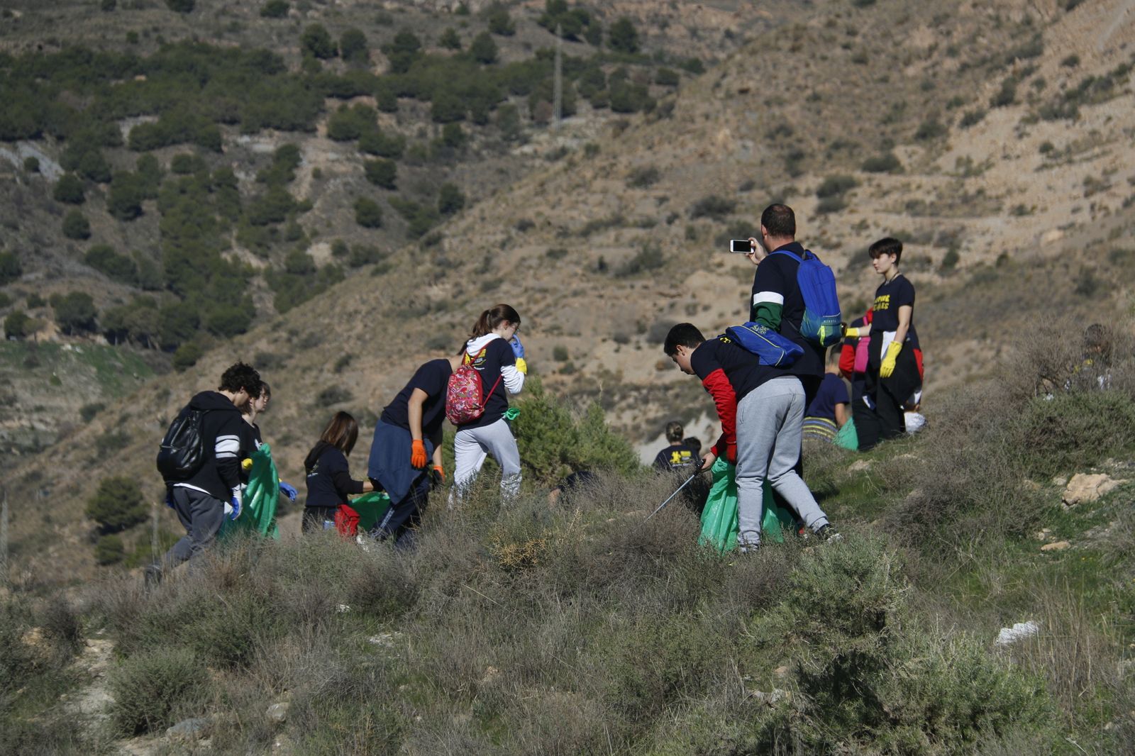 Así ha sido la primera jornada de plogging del año en la Costa de Granada