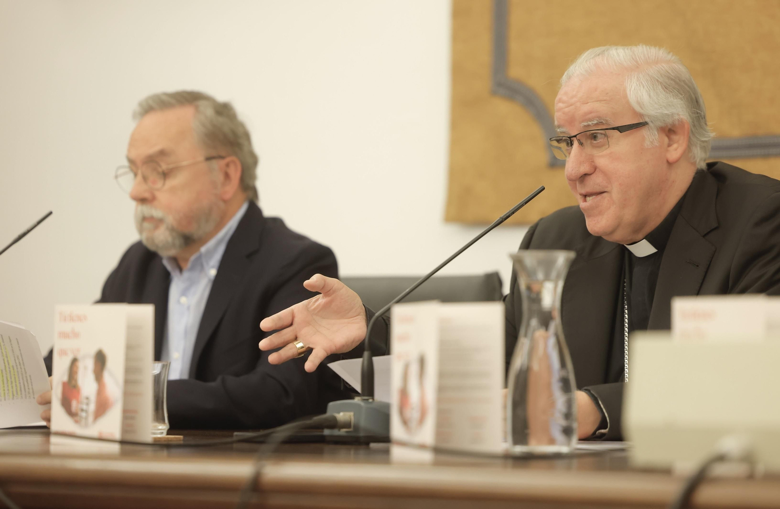 Mariano Pérez de Ayala y monseñor José Ángel Saiz en la presentación del balance de Cáritas.