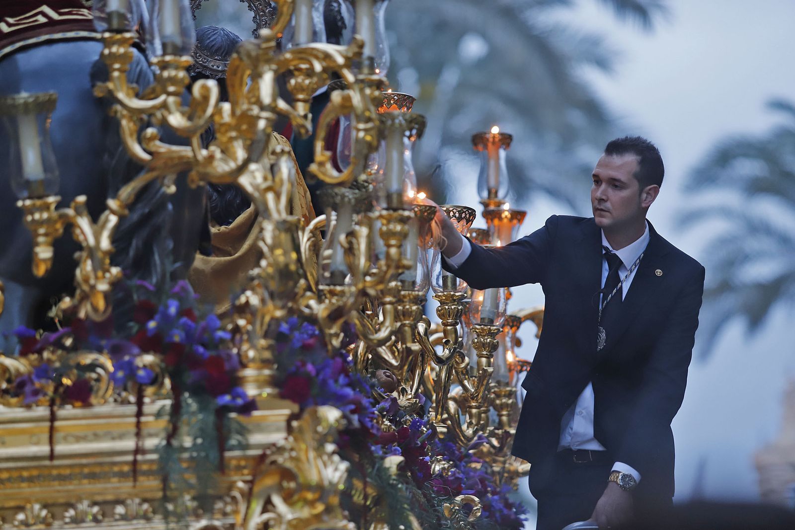 La Hermandad de la Sagrada Lanzada hace su estación de penitencia por las calles de Huelva