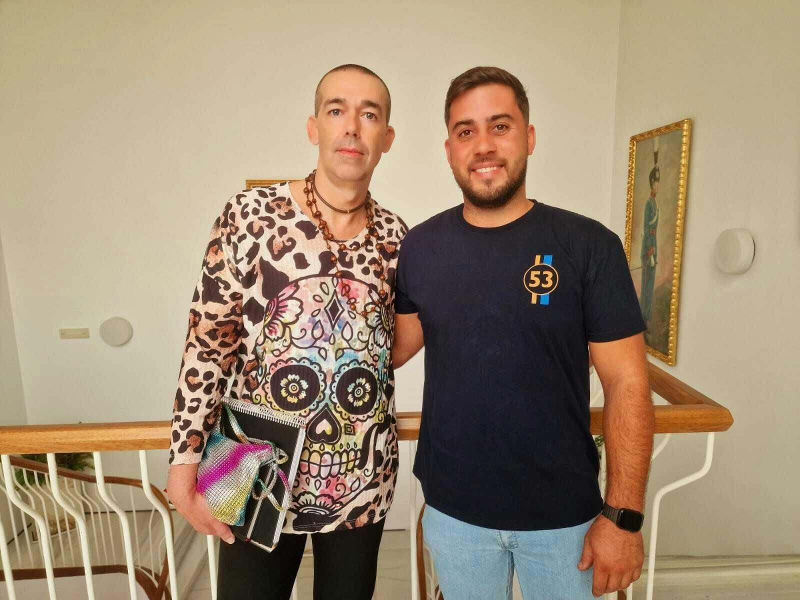 El concejal David Calleja, con la persona que encarnará el Cartero Real, Fran Guerrero Garay.