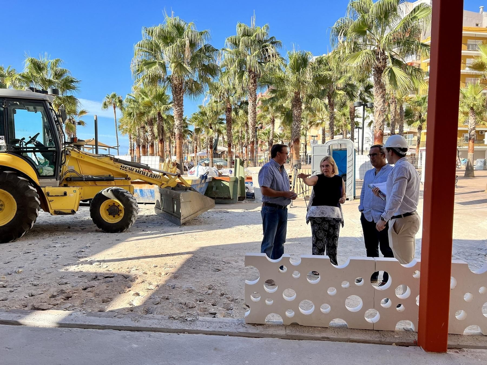 La visita institucional a la nueva oficina de Turismo de Fuengirola.