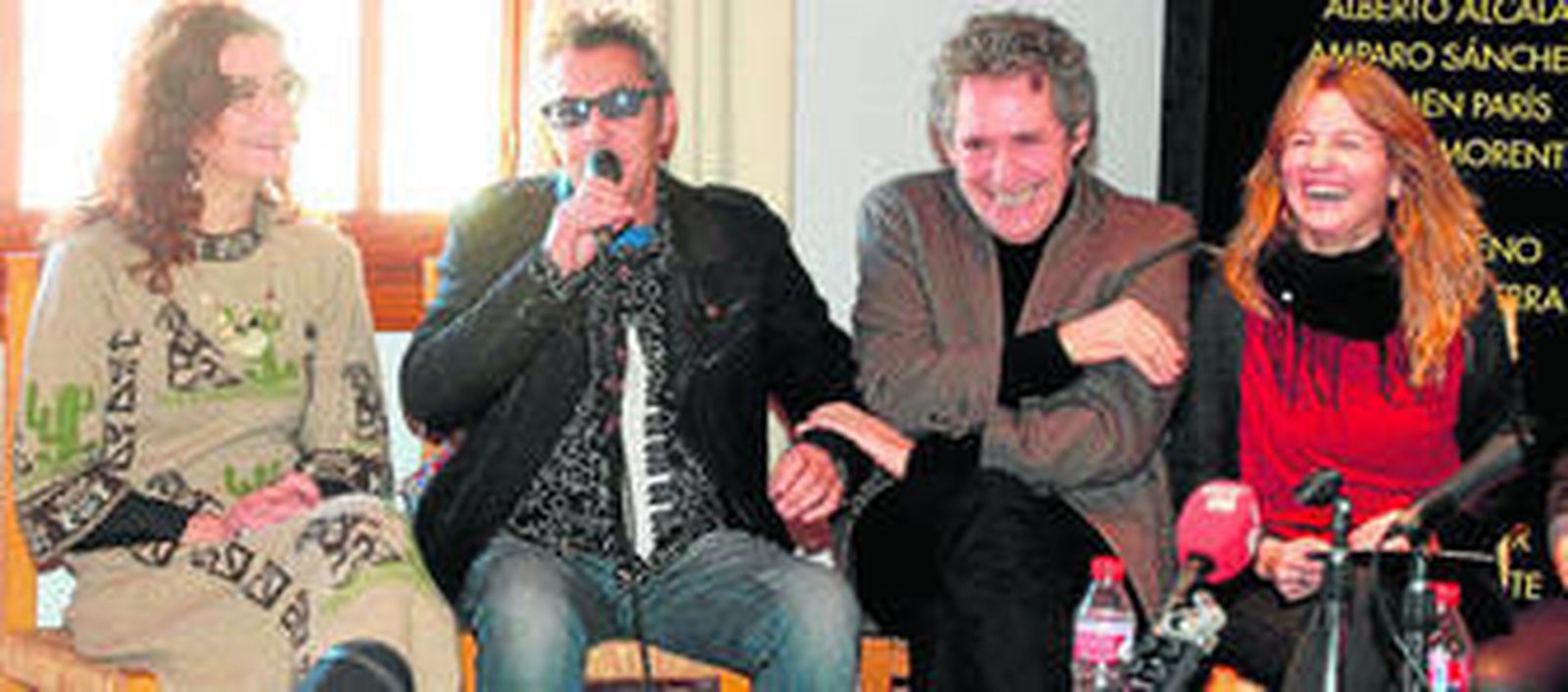 Carmen París, Raúl Alcover, Miguel Ríos y Amaranta Cano, en la presentación en la Corrala de Santiago.