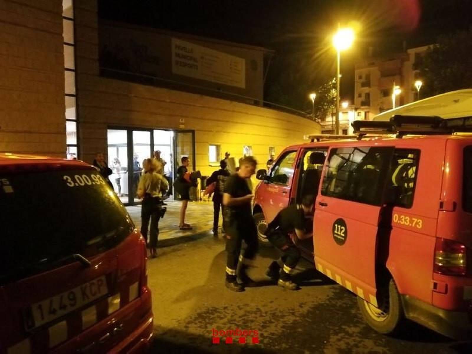 Bomberos de la Generalitat anoche durante el operativo.